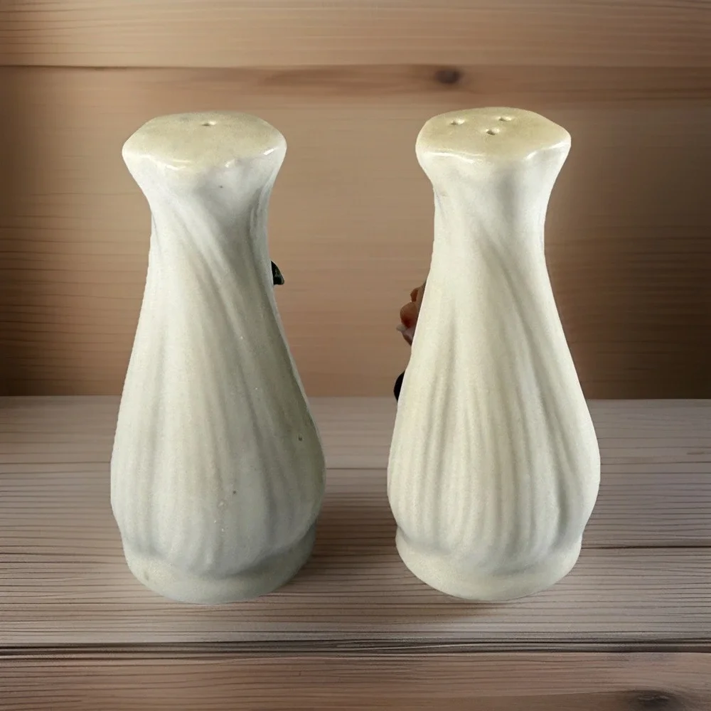 Vintage Salt & Pepper Shakers Ceramic Pink Roses Vase Style From 1950's 1960's‎